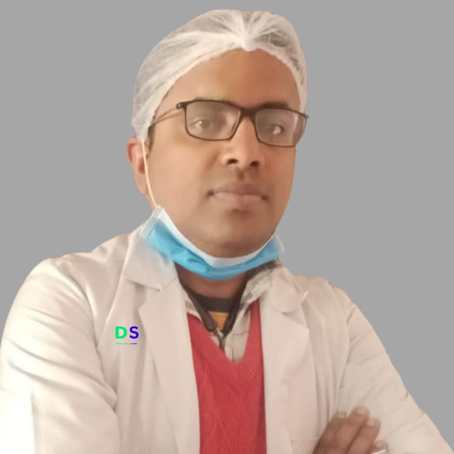 A dental surgeon in Ranchi wears an apron and is ready for maxillofacial surgery.